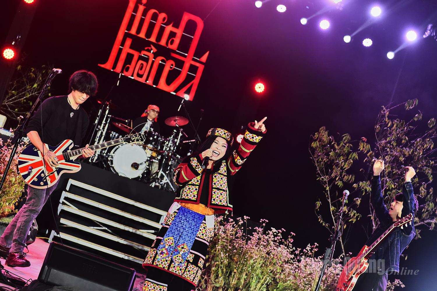 Khi nghệ sĩ Phương Thanh xuất hiện, không khí sân khấu như bùng nổ. Với chất giọng nội lực và kỹ thuật “hát kéo mic” đặc trưng, chị mang tới những bản hit đã gắn với nhiều thế hệ khán giả như Trống Vắng, Một Thời Đã Xa…