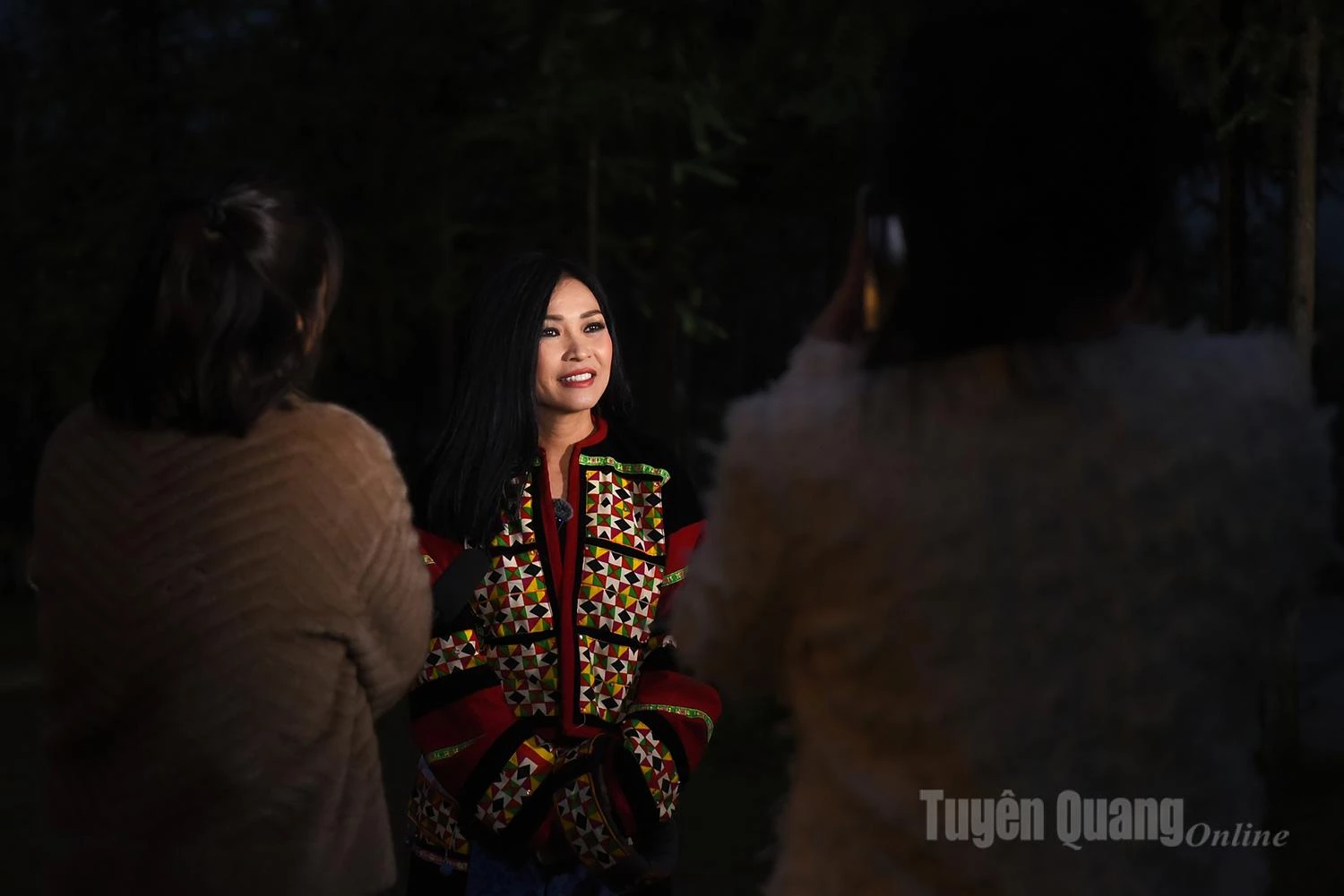 Trong chia sẻ nhanh với phóng viên Báo và phát thanh, truyền hình Tuyên Quang, nghệ sĩ Phương Thanh cho biết chị chọn diễn trong trang phục truyền thống của người Lô Lô để lan tỏa văn hóa địa phương trong không gian rock mạnh mẽ. “Rock là năng lượng tích cực, có thể xua tan mọi tiêu cực. Tôi mong muốn mang đến tinh thần đẹp nhất cho khán giả của Tuyên Quang,” chị nói.