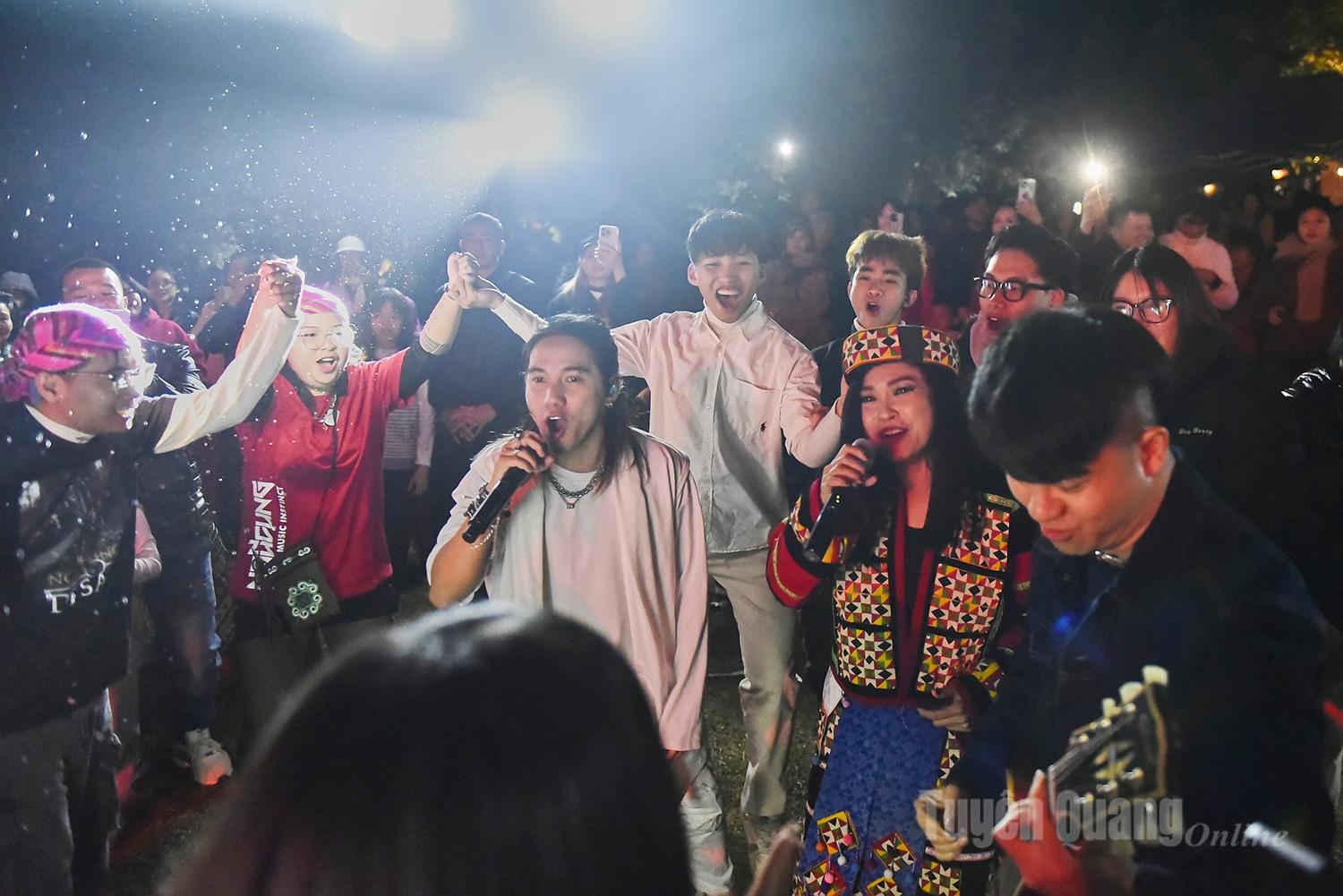 Ca khúc Nối Vòng Tay Lớn của cố nhạc sĩ Trịnh Công Sơn, các nghệ sĩ bước xuống hòa mình cùng khán giả, nắm tay nhau thành vòng tròn hát vang và nhảy múa, xoá nhoà khoảng cách sân khấu, và cùng nhau tạo nên một kết thúc ấm áp và đầy kết nối cho đêm nhạc.