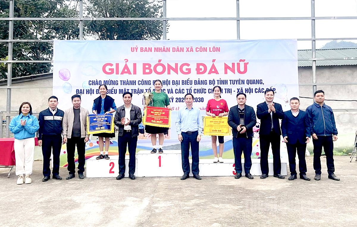 Ban tổ chức trao giải cho các đội đoạt giải.