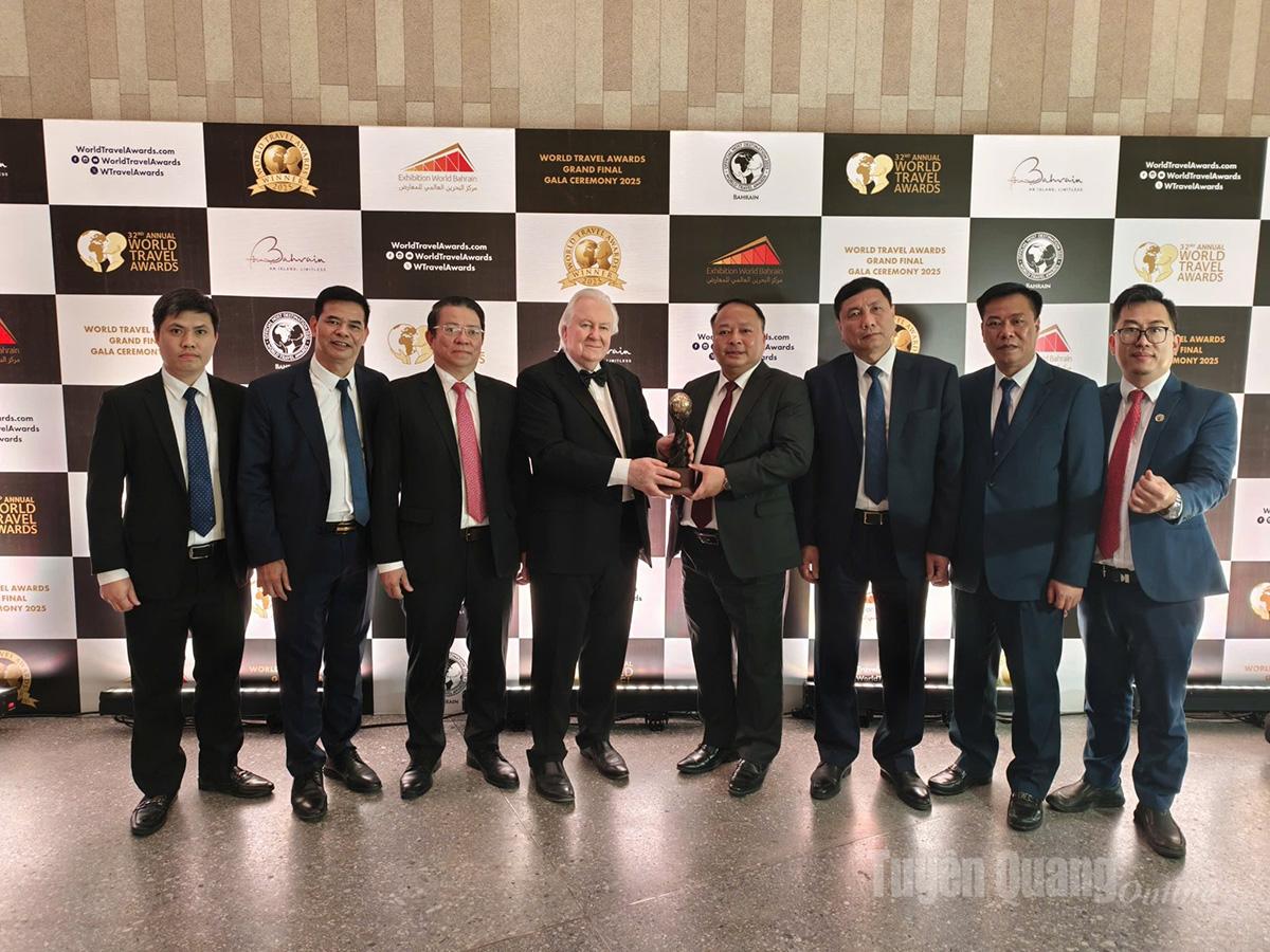 Đoàn đại biểu tỉnh Tuyên Quang nhận cúp chiến thắng cho hạng mục “Công viên Địa chất toàn cầu UNESCO Cao nguyên đá Đồng Văn, Tuyên Quang, Việt Nam - Điểm đến văn hóa hàng đầu thế giới 2025”.
