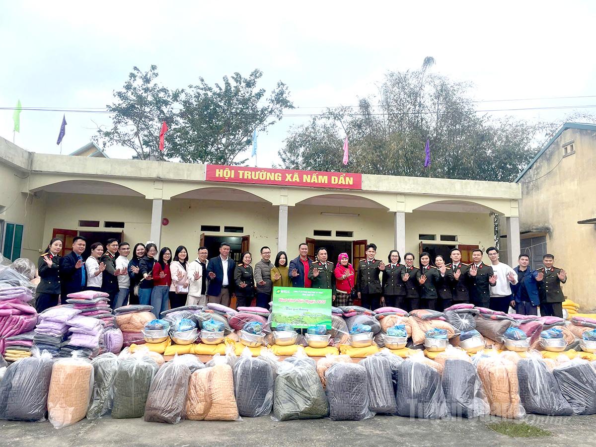 Chương trình trao tặng quà cho các hộ dân có hoàn cảnh khó khăn tại xã Nấm Dẩn.