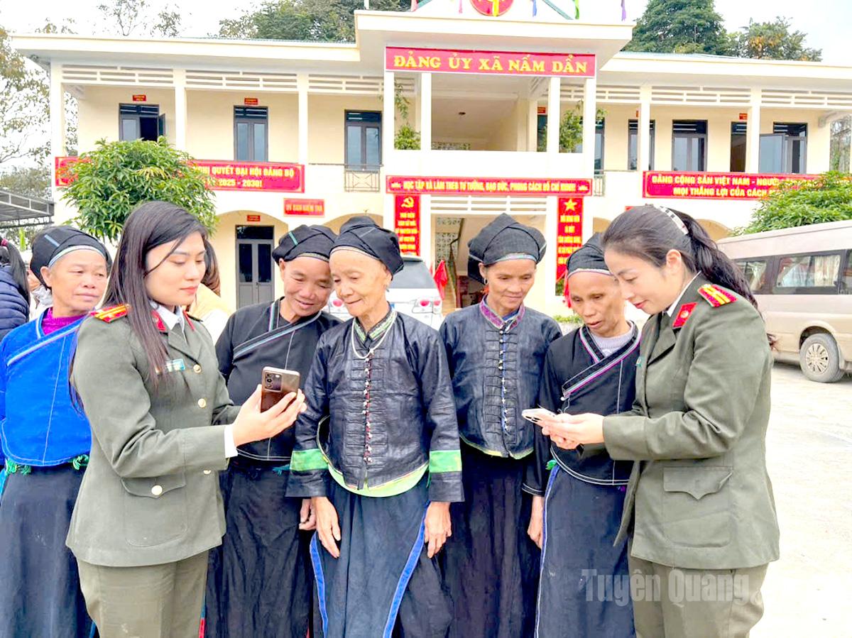 Cán bộ các phòng nghiệp vụ Công an tỉnh tuyên truyền pháp luật cho bà con Nhân dân xã Nấm Dẩn.