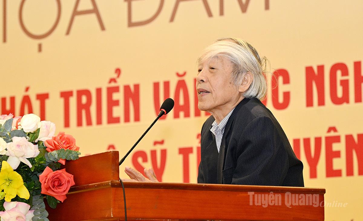 Nhà Văn Phù Ninh, nguyên Chủ tịch Hội VHNT tỉnh phát biểu tại buổi Tọa đàm.