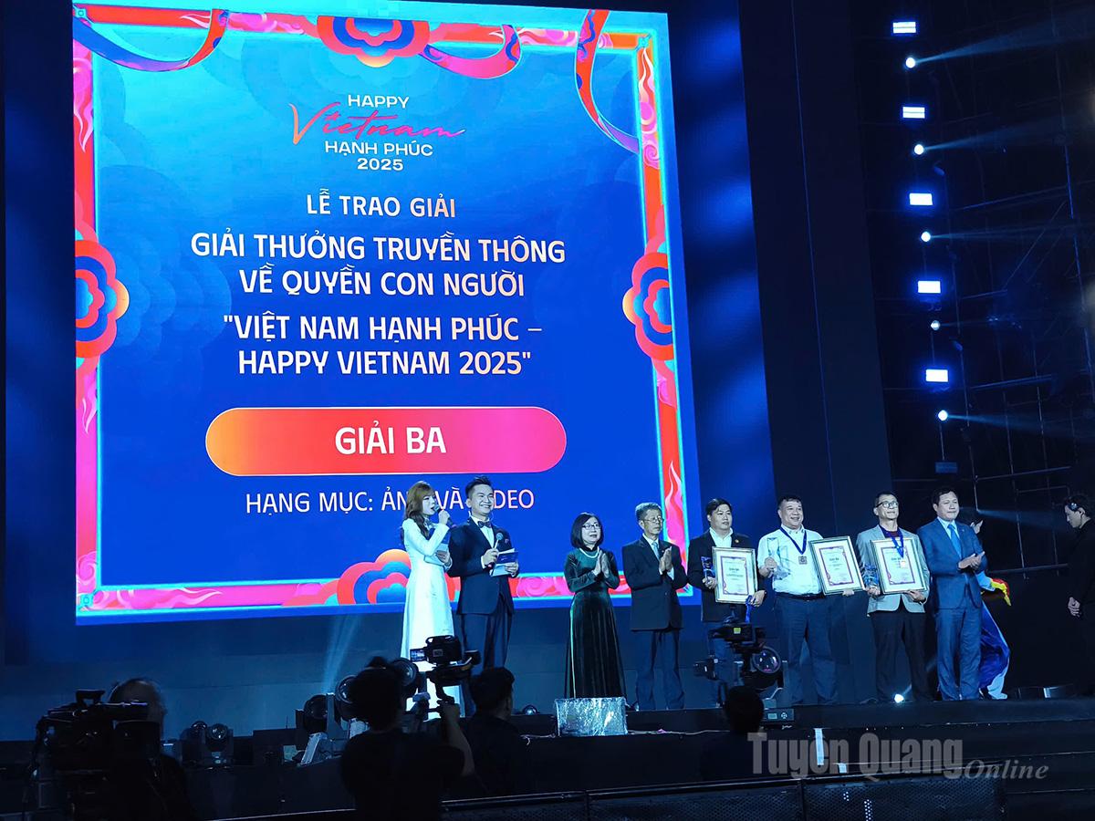 Ban tổ chức trao tặng giải Ba cho các tác giải đoạt giải.