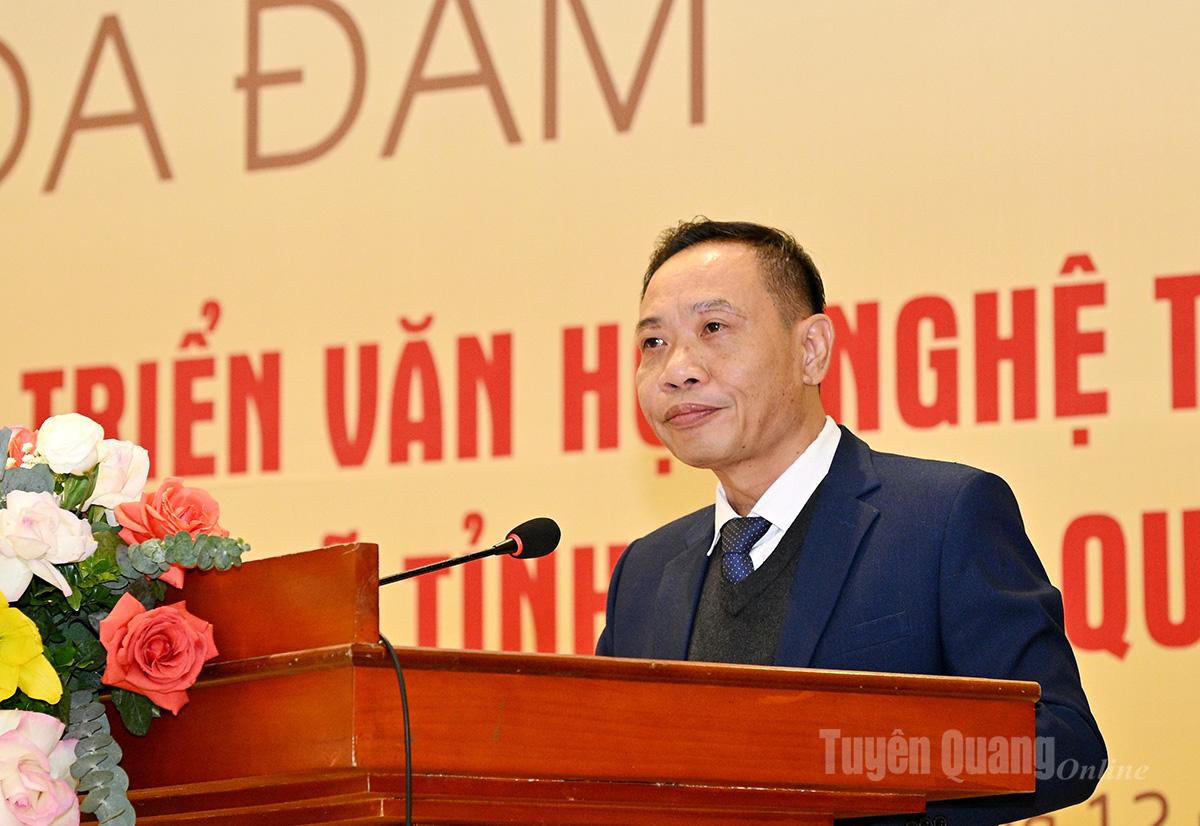 Nhà thơ Tạ Bá Hương, Chủ tịch Hội VHNT tỉnh Tuyên Quang phát biểu.