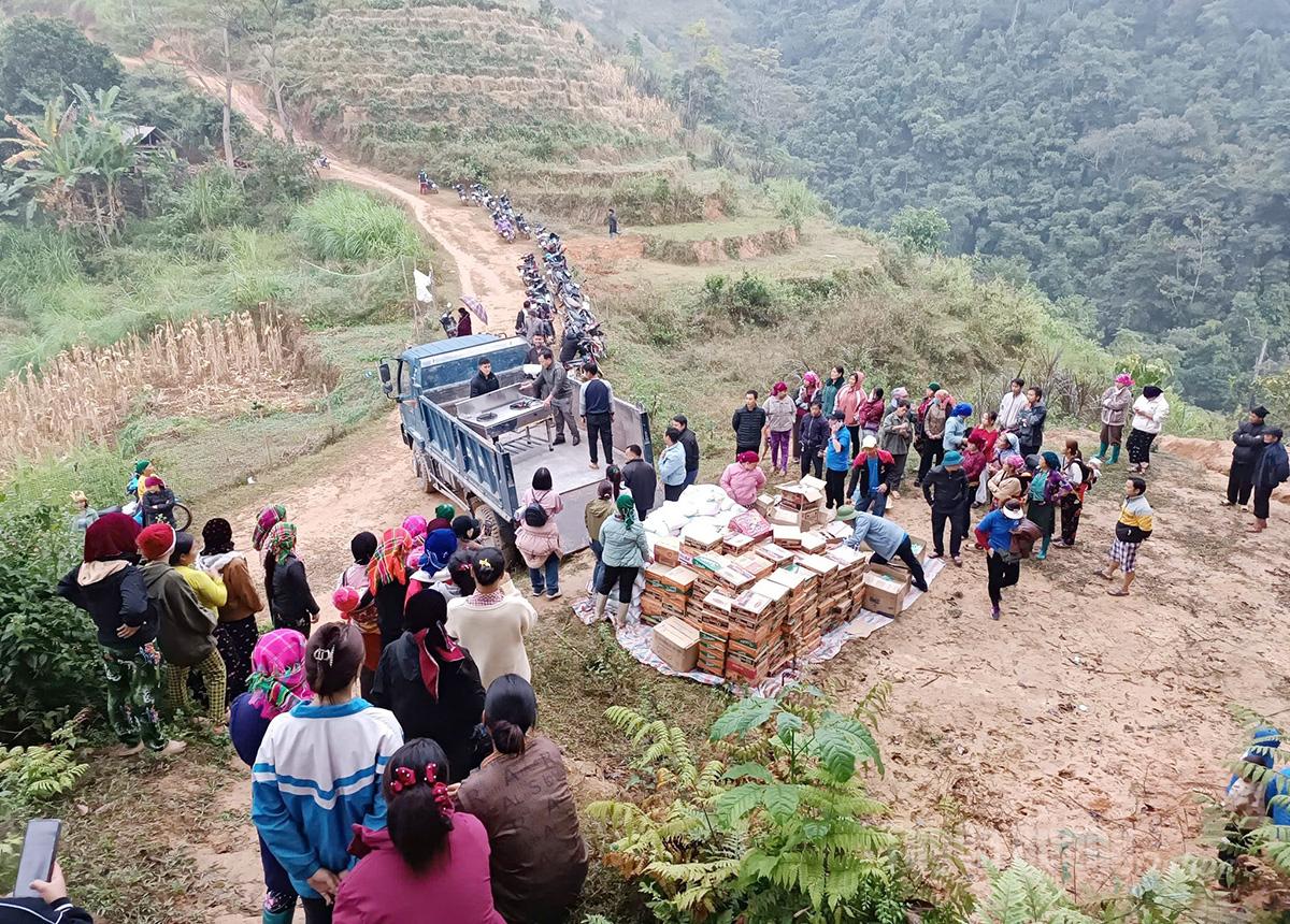 Chương trình trao tặng quà cho người dân thôn Bản Phố.