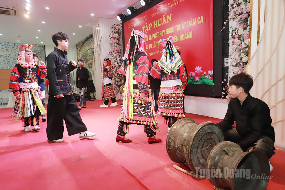 Một tiết mục văn nghệ đặc sắc của người Lô Lô tại buổi khai giảng lớp Tập huấn.