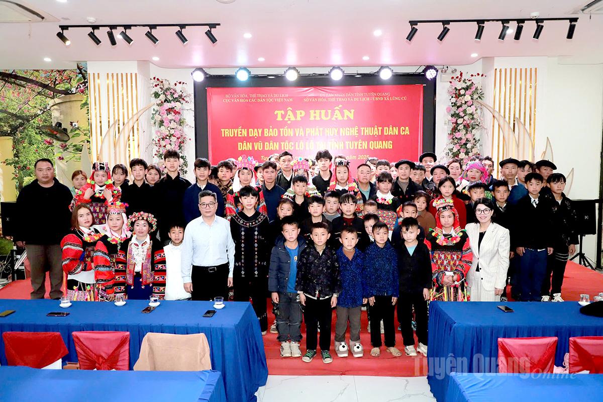 Các đại biểu và học viên người dân tộc Lô Lô tại lớp tập huấn.