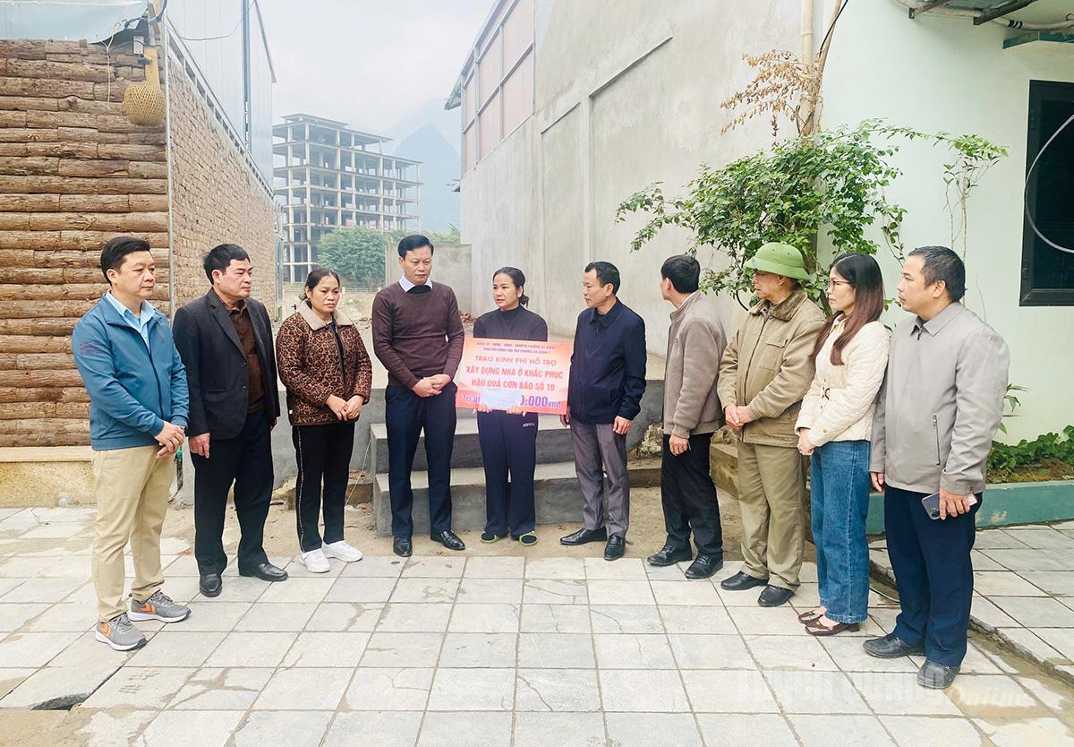 Ban vận động cứu trợ phường Hà Giang 1 trao 30 triệu đồng cho hộ Nguyễn Hoàng Thái, tổ dân phố 13.