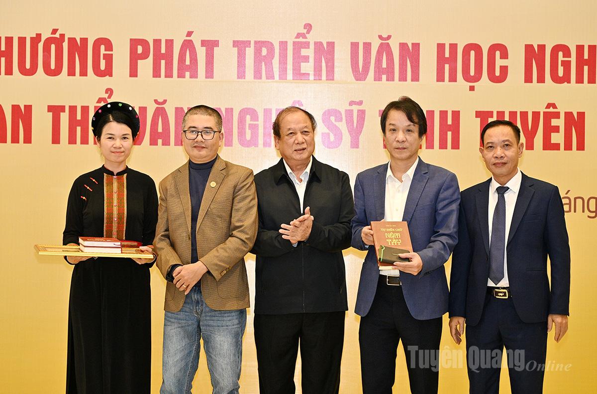 Nhà nghiên cứu văn hóa Tống Đại Hồng, hội viên Hội Văn học nghệ thuật Tuyên Quang tặng Usb Tự điển Tiếng Nôm Tày cho Viện Nghiên cứu Hán Nôm.