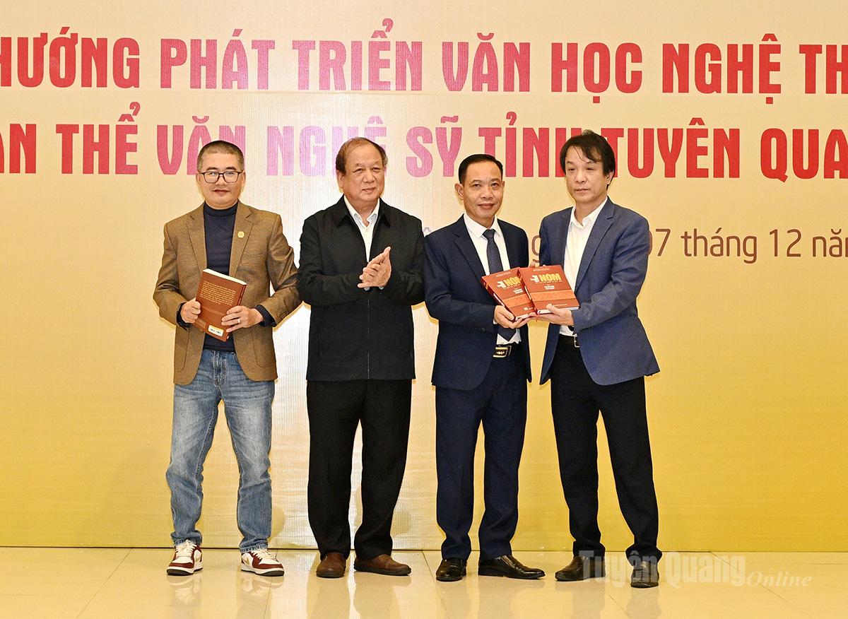 Viện Nghiên cứu Hán Nôm tặng sách Hán Nôm cho Hội Văn học nghệ thuật Tuyên Quang.