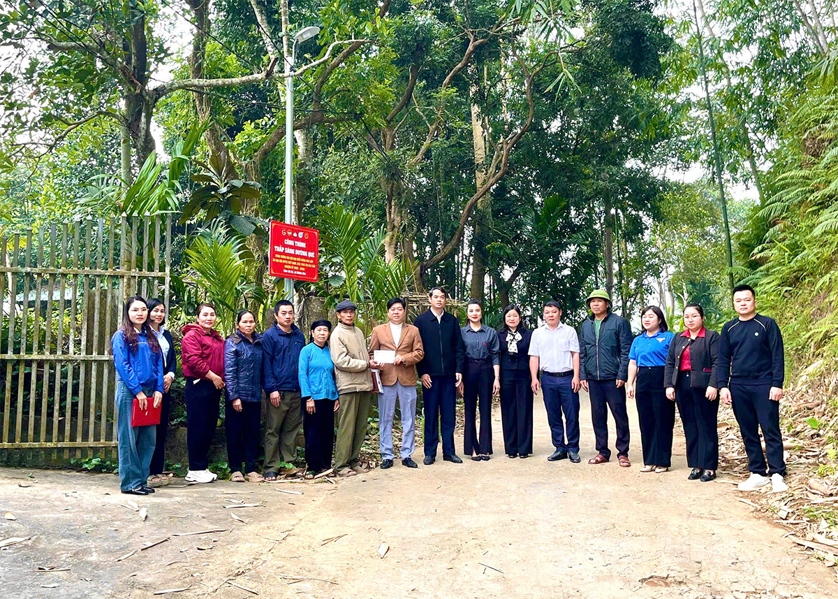 Xã Chiêm Hóa khánh thành công trình tuyến đường thắp sáng tại thôn Nà Bó, chào mừng Đại hội thi đua yêu nước toàn quốc lần thứ XI.