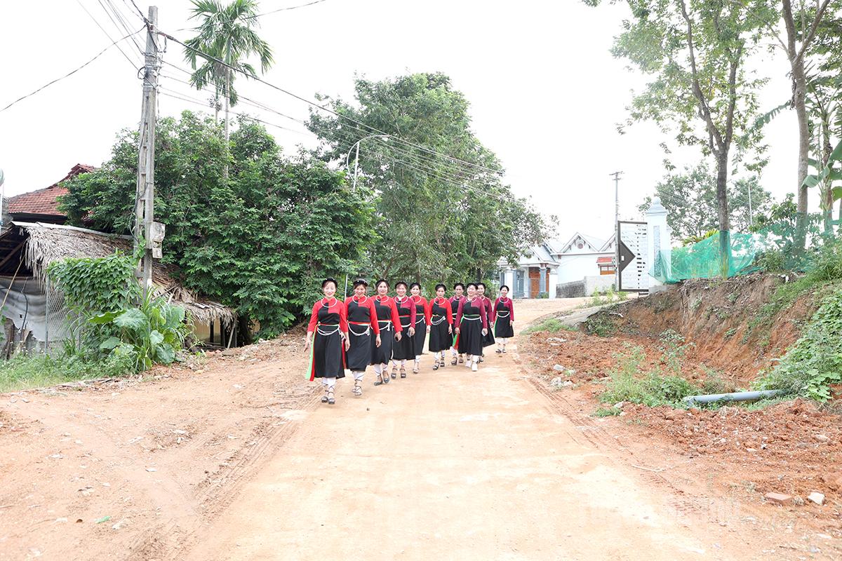 Đường giao thông nông thôn xã Phú Lương được đầu tư giúp người dân đi lại thuận lợi.