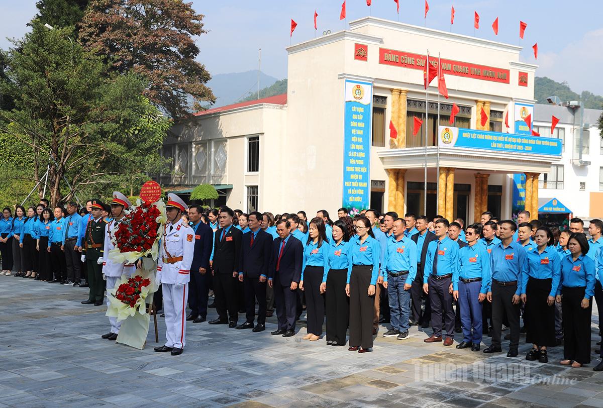Đoàn Đại biểu dâng hoa trước tượng đài Chủ tịch Hồ Chí Minh tại khuôn viên trụ sở Tỉnh ủy.