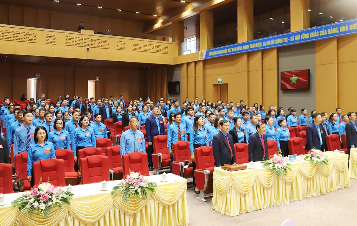 Các đại biểu thực hiện nghi lễ chào cờ.