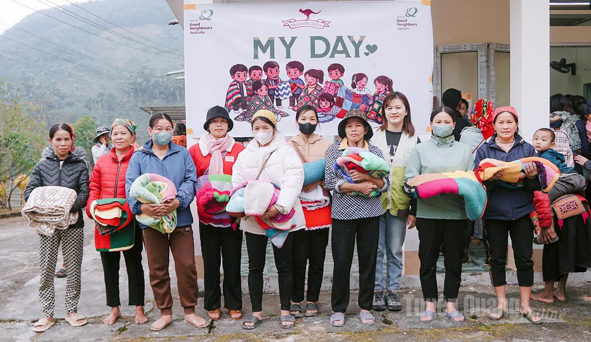 Tổ chức GNI trao tặng chăn đan len cho phụ nữ xã Bản Rịa.