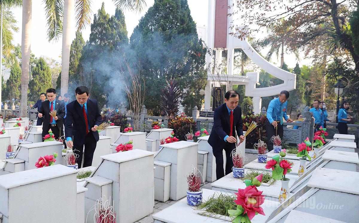 Các đồng chí lãnh đạo thắp hương tại phần mộ các anh hùng - liệt sỹ tại Nghĩa trang Liệt sỹ Quốc gia Vị Xuyên.