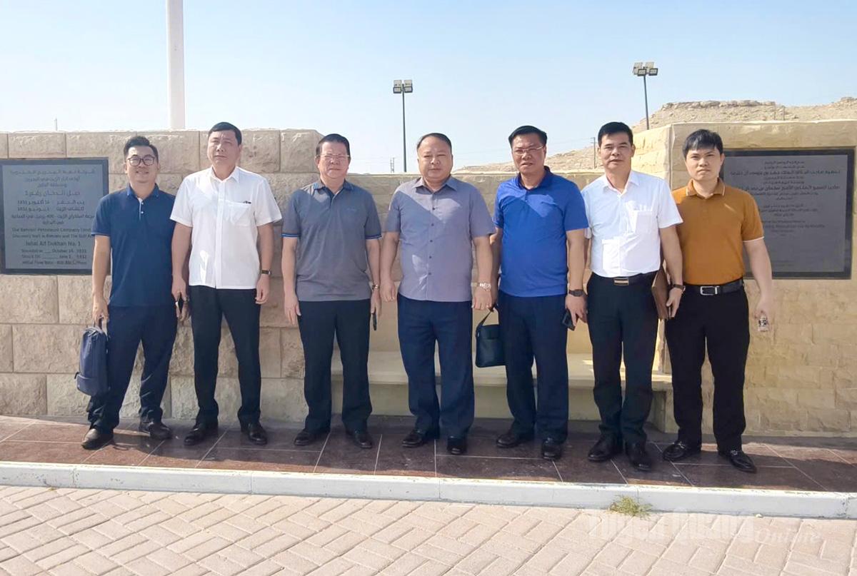 Đoàn tới thăm giếng dầu đầu tiên phát hiện ở Trung Đông - địa danh lịch sử mang biểu tượng chuyển dịch kinh tế của Bahrain.