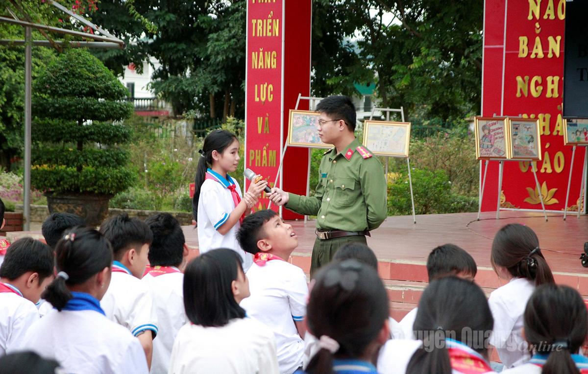 Lực lượng Công an tuyên truyền về phòng, chống lừa đảo trên không gian mạng và kỹ năng sử dụng mạng Internet an toàn cho học sinh trường THCS Hùng An, xã Bắc Quang.