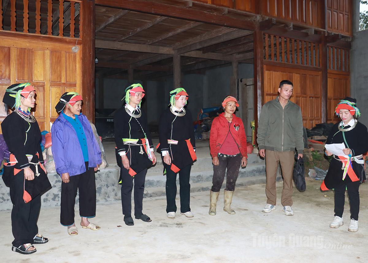 Hamlet officials in Phia Dau disseminate information to households about the new rural development program.