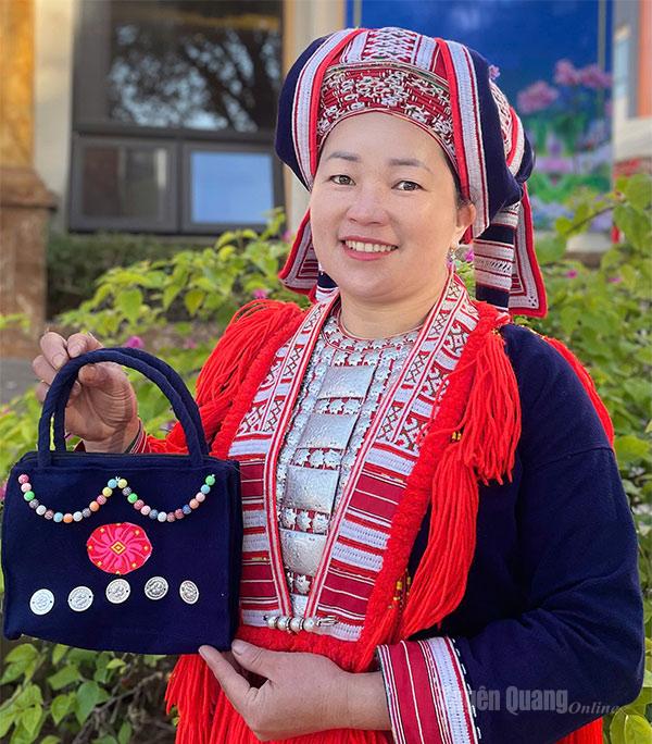 Chị Lý Mùi Cói, Tổ trưởng Tổ phụ nữ liên kết thêu dệt thổ cẩm xã Hồ Thầu.