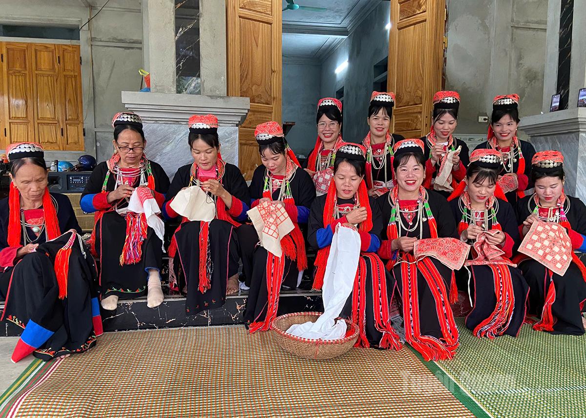 Các thành viên CLB phát huy, gìn giữ bản sắc văn hóa dân tộc Dao thanh y thôn Éo giữ gìn nghề thêu truyền thống.