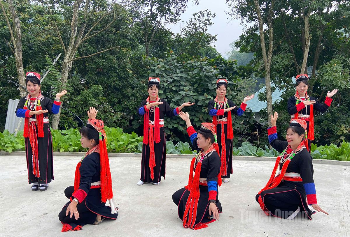 Các bài múa truyền thống được CLB tập luyện thường xuyên để tham gia giao lưu, biểu diễn.