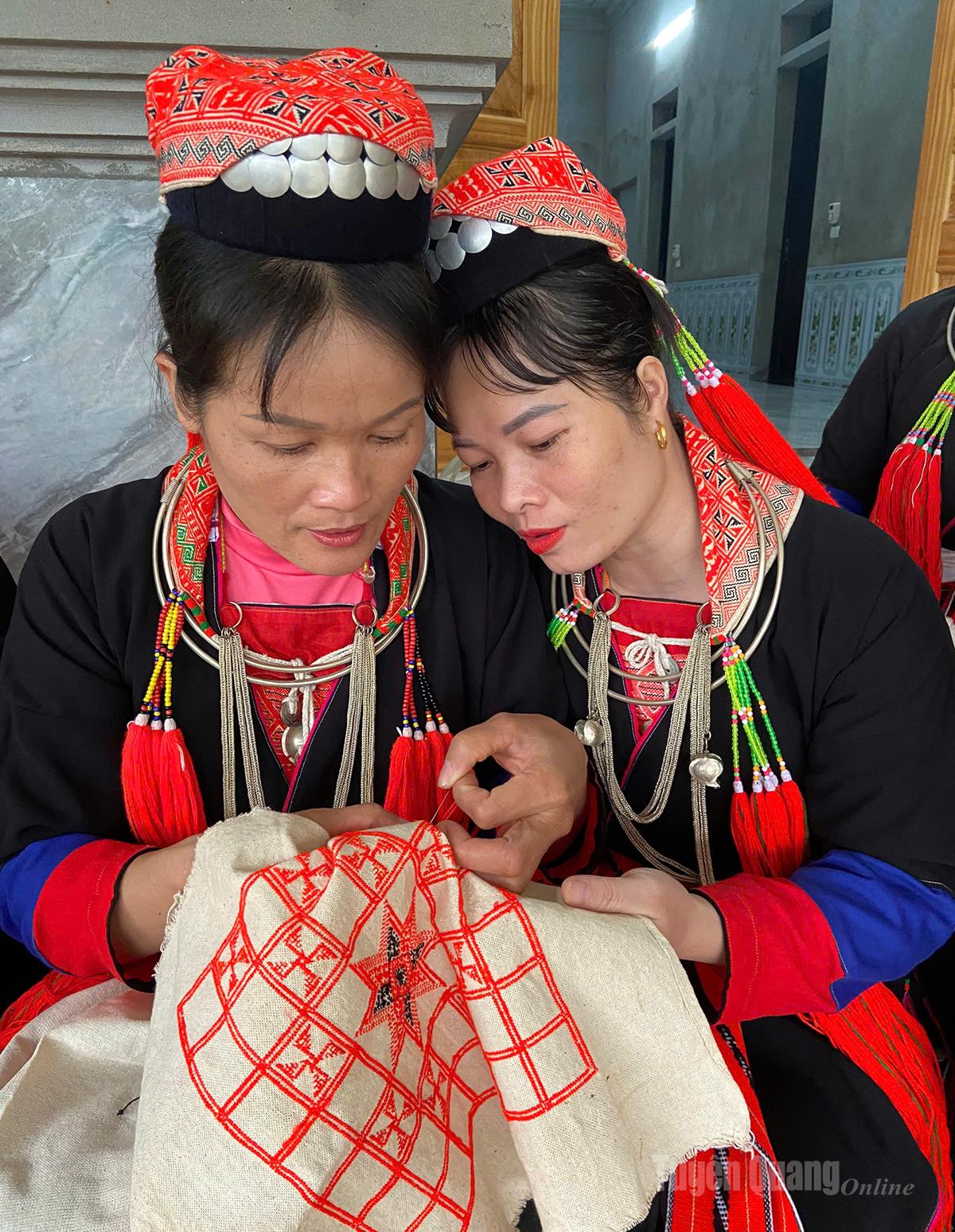 Các thành viên CLB hướng dẫn nhau học thêu.