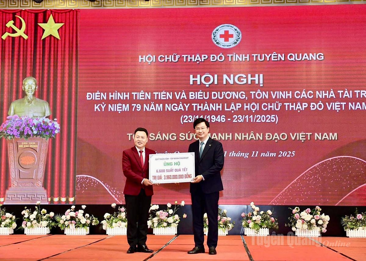 Hội CTĐ tỉnh Tuyên Quang tiếp nhận ủng hộ phong trào “Tết Nhân ái” Xuân Bính Ngọ 2026 của Tập đoàn Vingroup.
