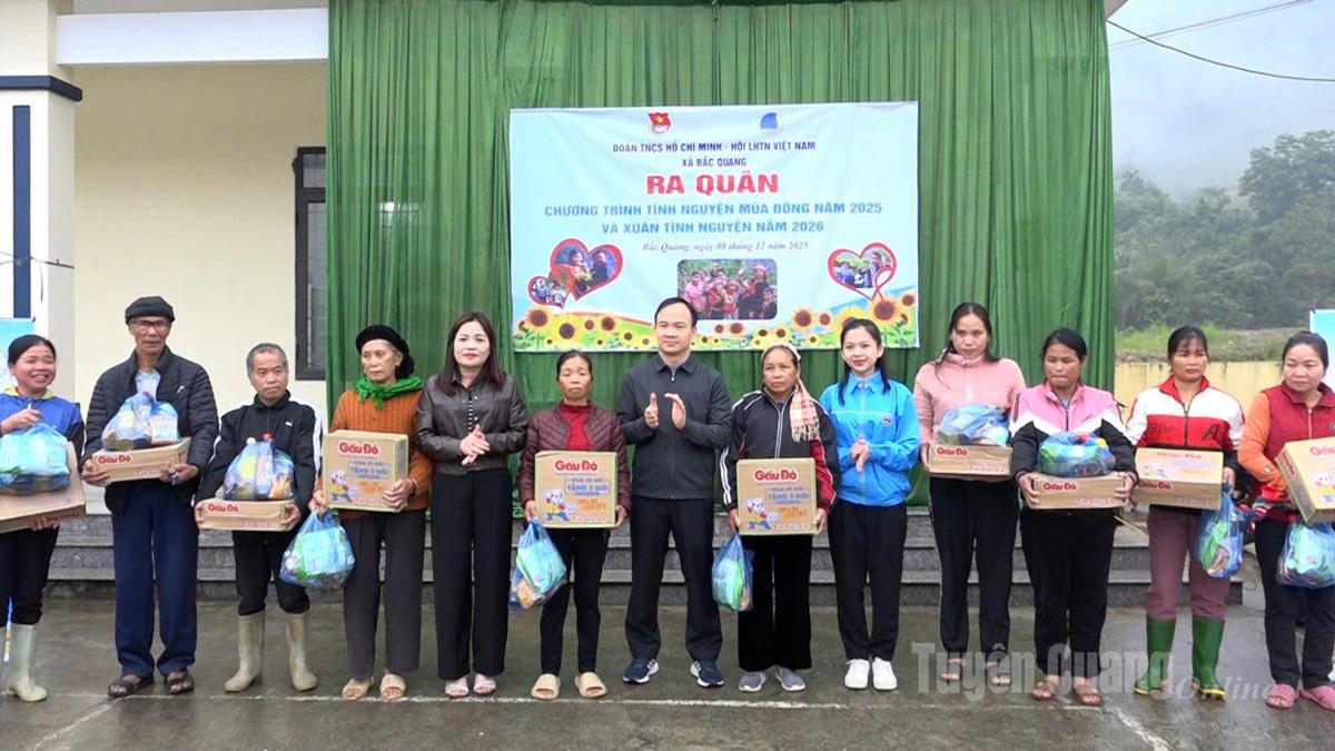 Lãnh đạo xã Bắc Quang trao quà cho các gia đình khó khăn thôn Thượng Mỹ.