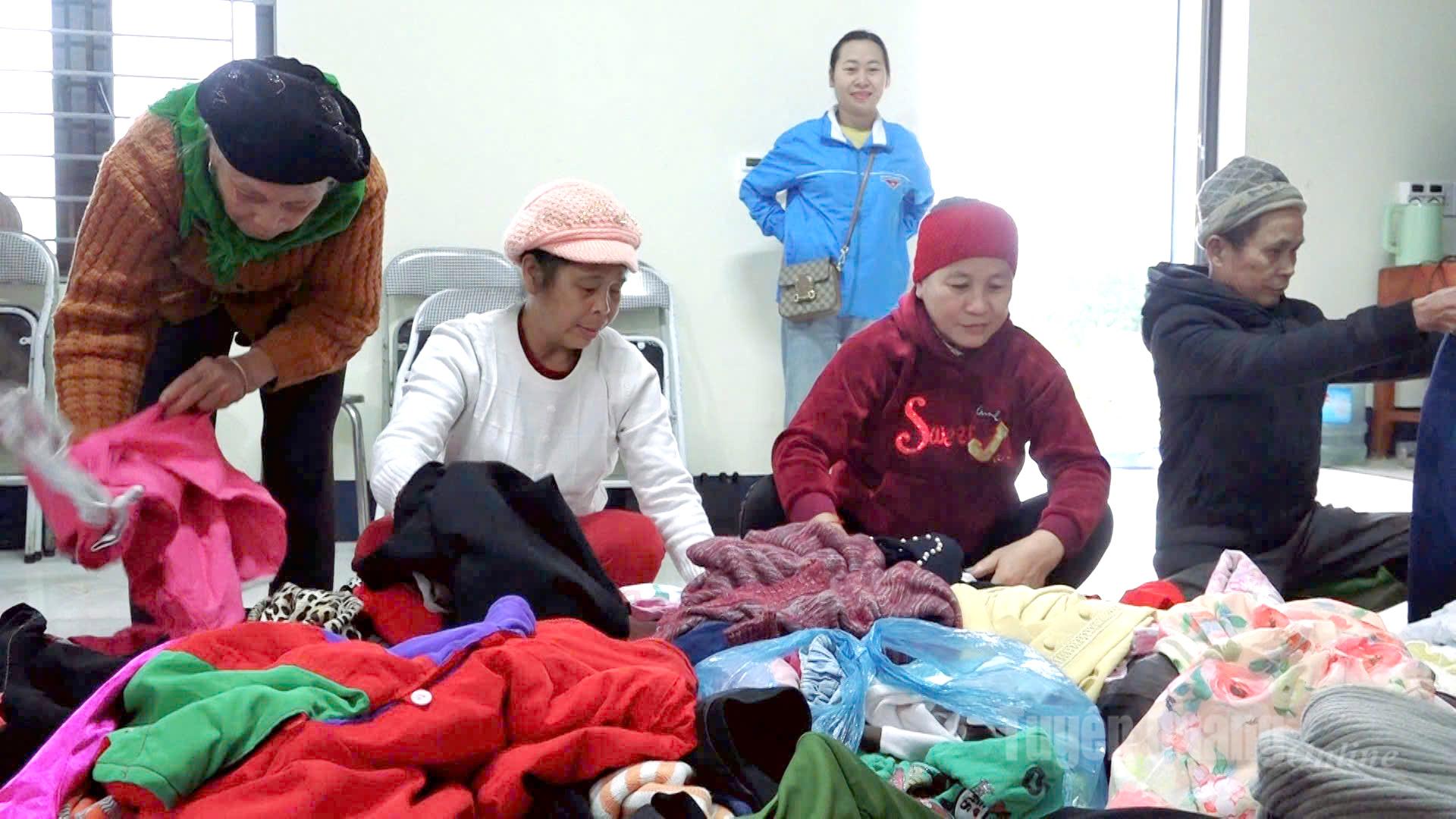 Người dân thôn Thượng Mỹ lựa chọn những bộ quần áo phù hợp tại chương trình “Gian hàng 0 đồng”.