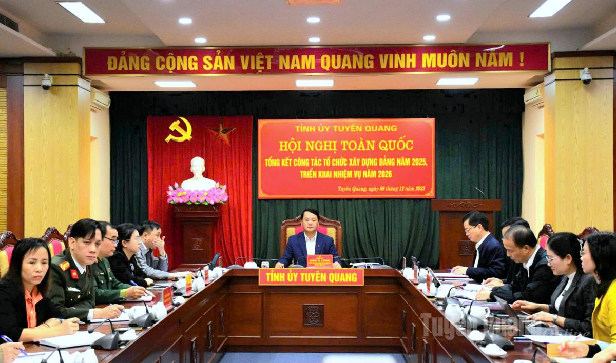 Đồng chí Hầu A Lềnh, Uỷ viên BCH Trung ương Đảng, Bí thư Tỉnh uỷ chủ trì tại điểm cầu Tuyên Quang.