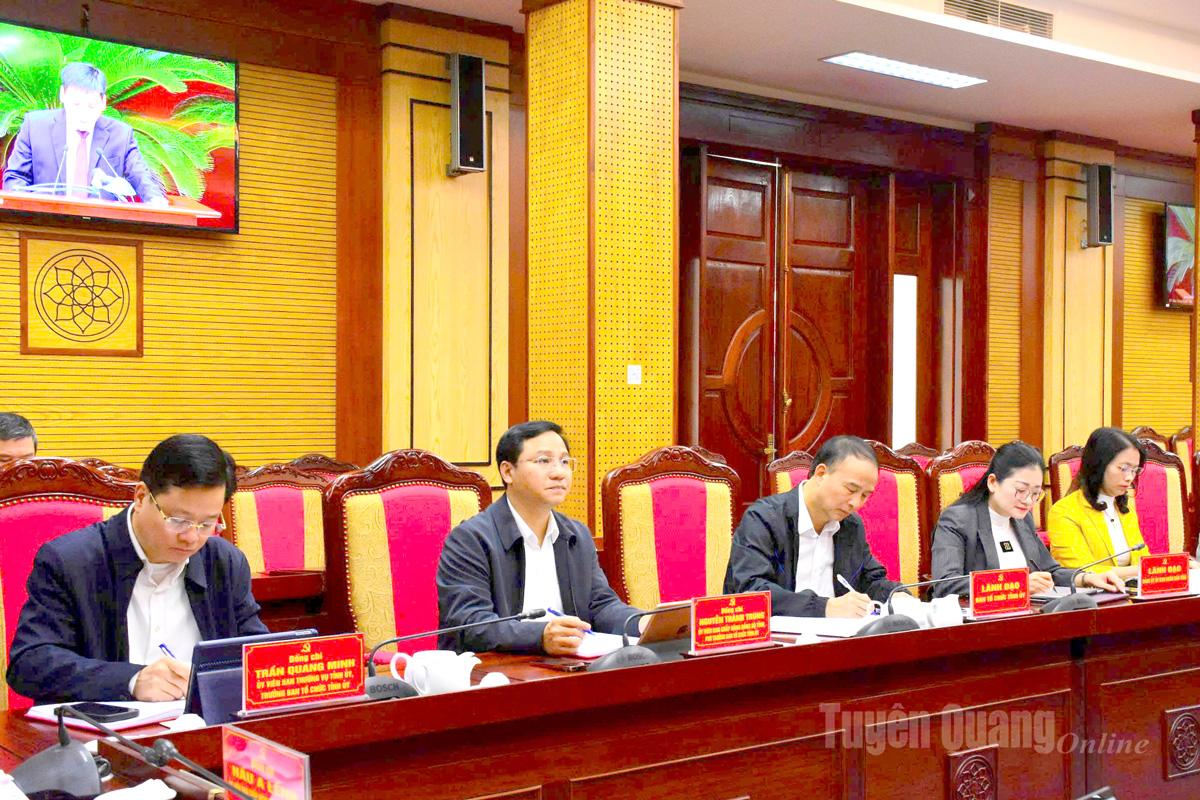 Đồng chí Trần Quang Minh, Ủy viên Ban Thường vụ Tỉnh ủy, Trưởng Ban Tổ chức Tỉnh ủy cùng các đại biểu dự hội nghị tại điểm cầu Tuyên Quang.