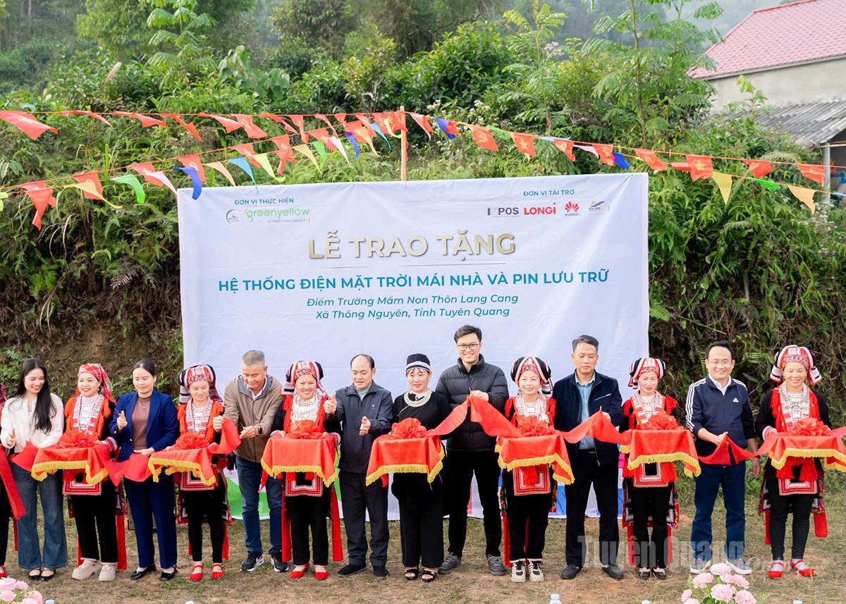 Các đại biểu cắt băng khánh thành, trao tặng hệ thống điện mặt trời mái nhà và pin lưu trữ tại Điểm trường Mầm non thôn Lang Cang, xã Thông Nguyên.