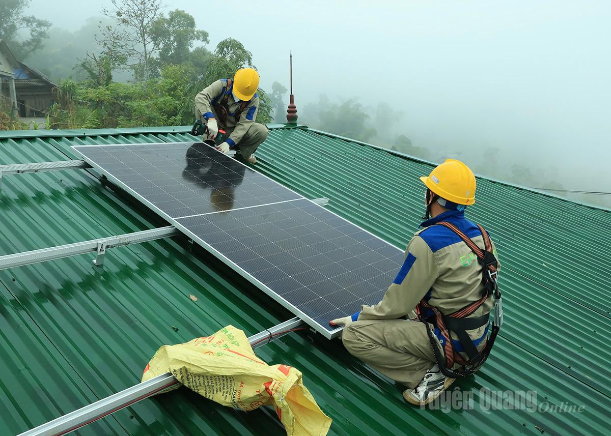Kỹ thuật viên tiến hành lắp đặt các tấm pin của hệ thống điện năng lượng mặt trời tại điểm trường ở xã Thông Nguyên.
