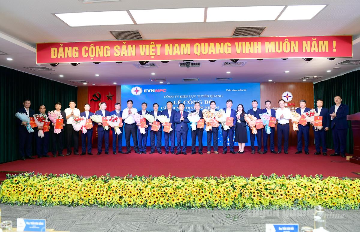 Ban lãnh đạo Công ty Điện lực Tuyên Quang trao quyết định và tặng hoa chúc mừng các đồng chí được bổ nhiệm.