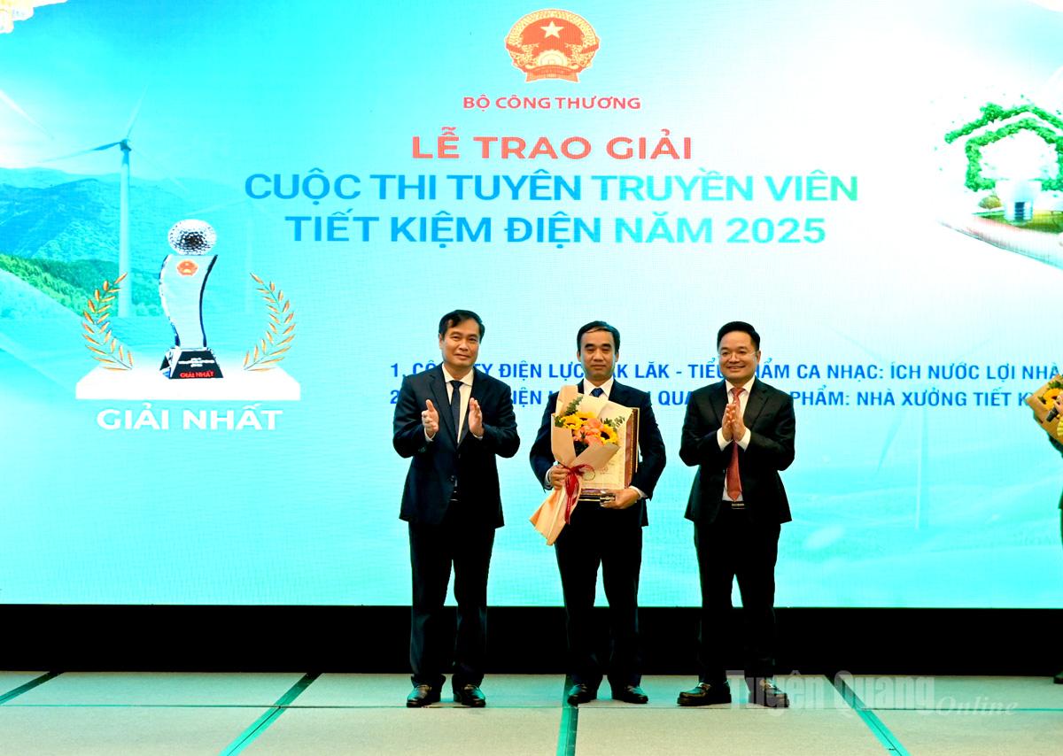 Ban Tổ chức trao giải Nhất cho Công ty Điện lực Tuyên Quang với tiểu phẩm “Nhà xưởng tiết kiệm điện”.