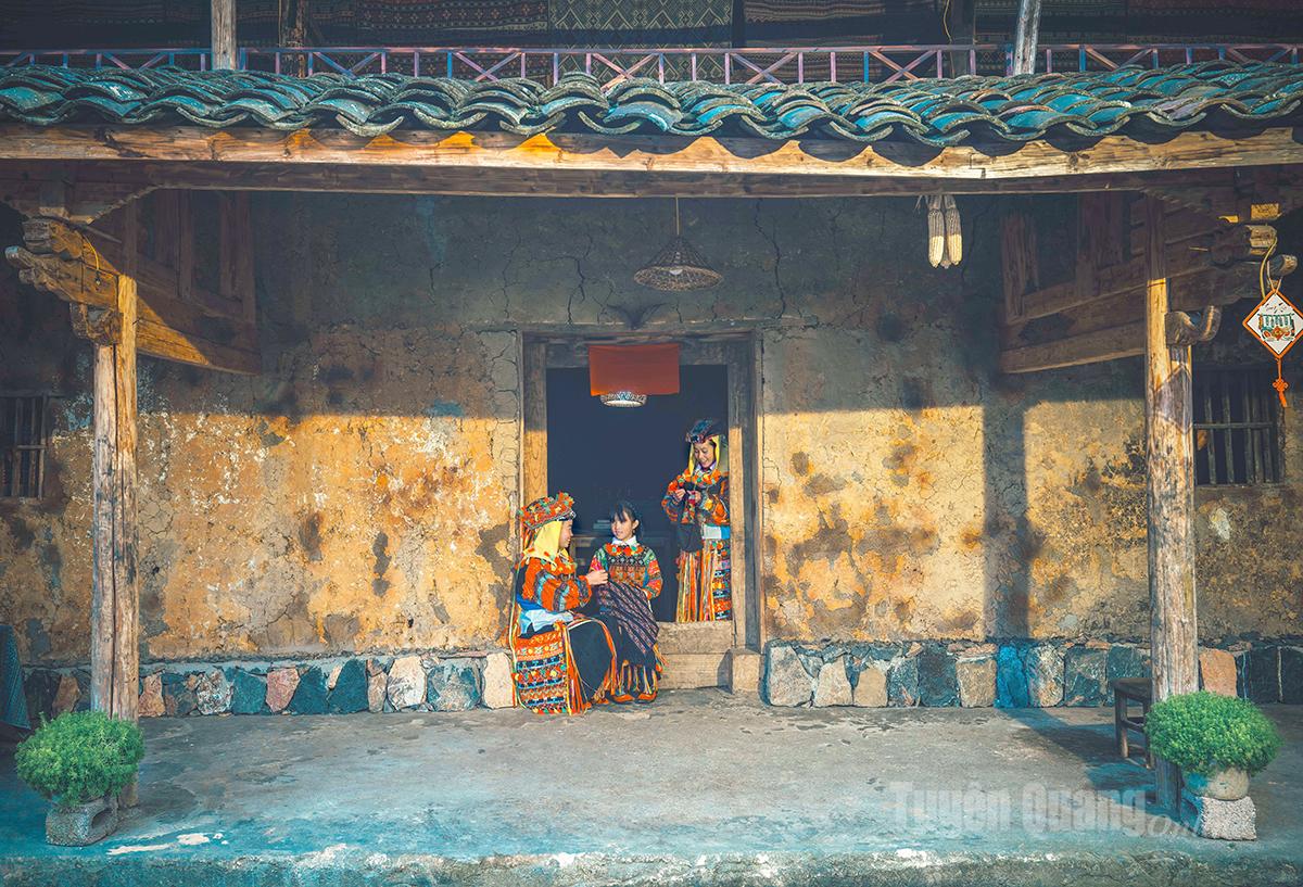 Phụ nữ thôn Lô Lô Chải, xã Lũng Cú truyền nghề thêu thùa cho con cháu.