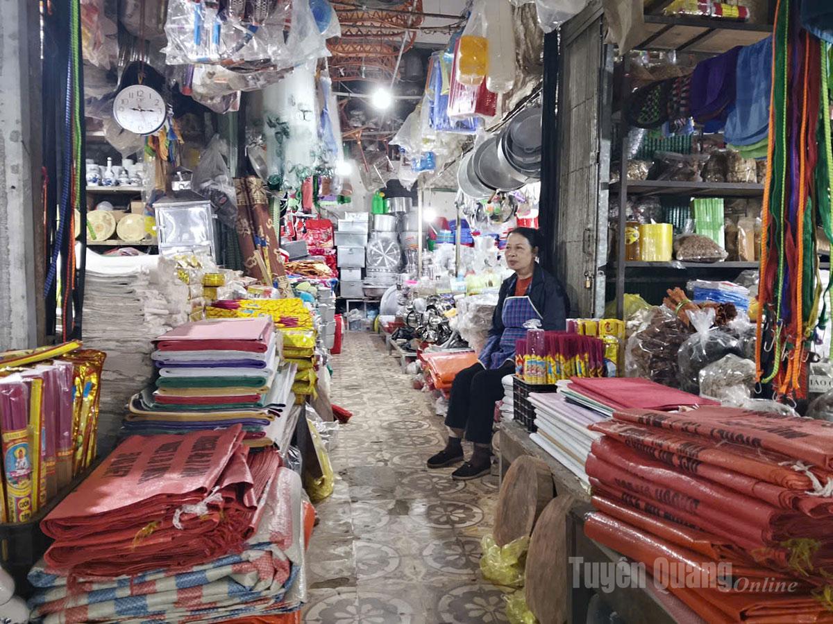 Dù rất đa dạng hàng hóa, nhưng vài năm gần đây không khí mua bán ở đây khá trầm lắng, nhiều tiểu thương cho biết lượng khách hiện nay giảm rất nhiều so với trước.