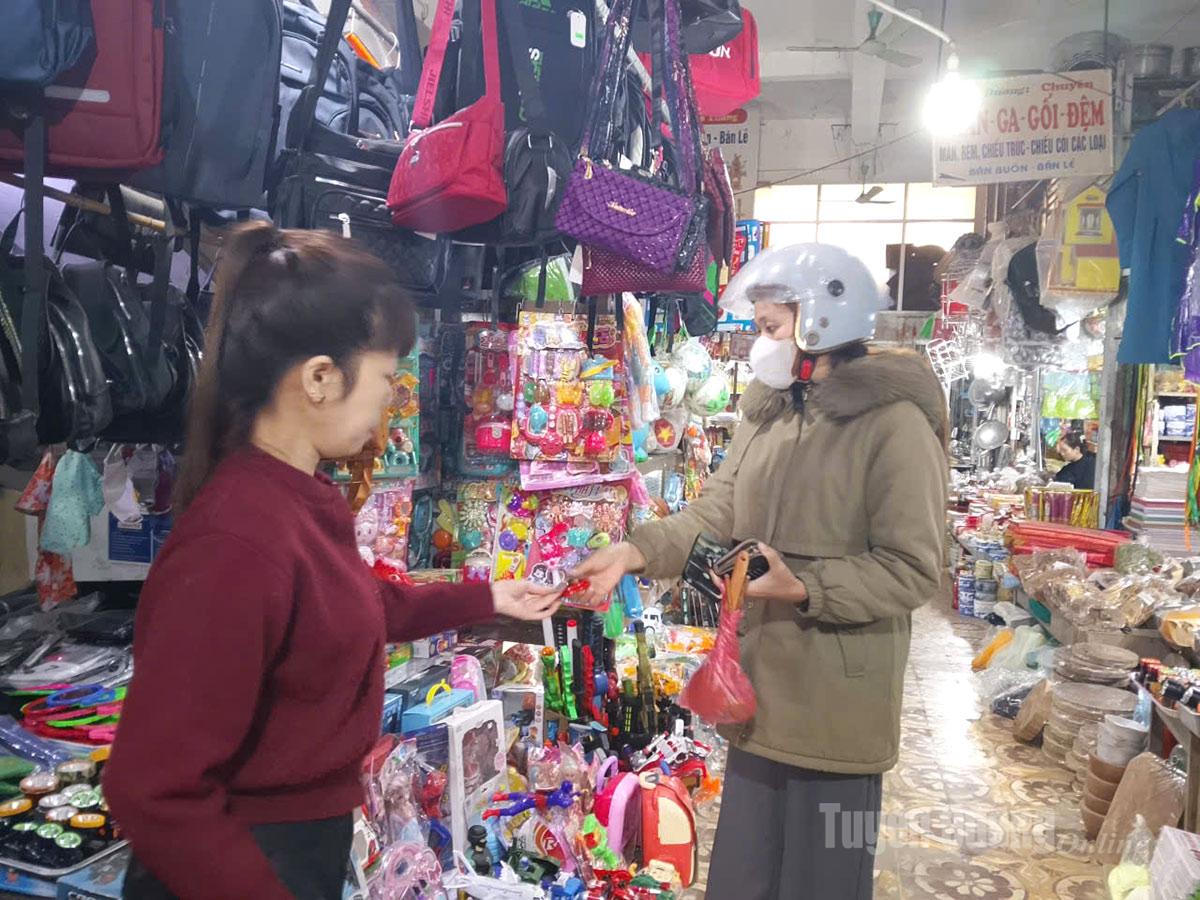 Những gian hàng tạp hóa ở tầng 1, ngay trong ngày cuối tuần cũng chỉ có lác đác khách đến mua.