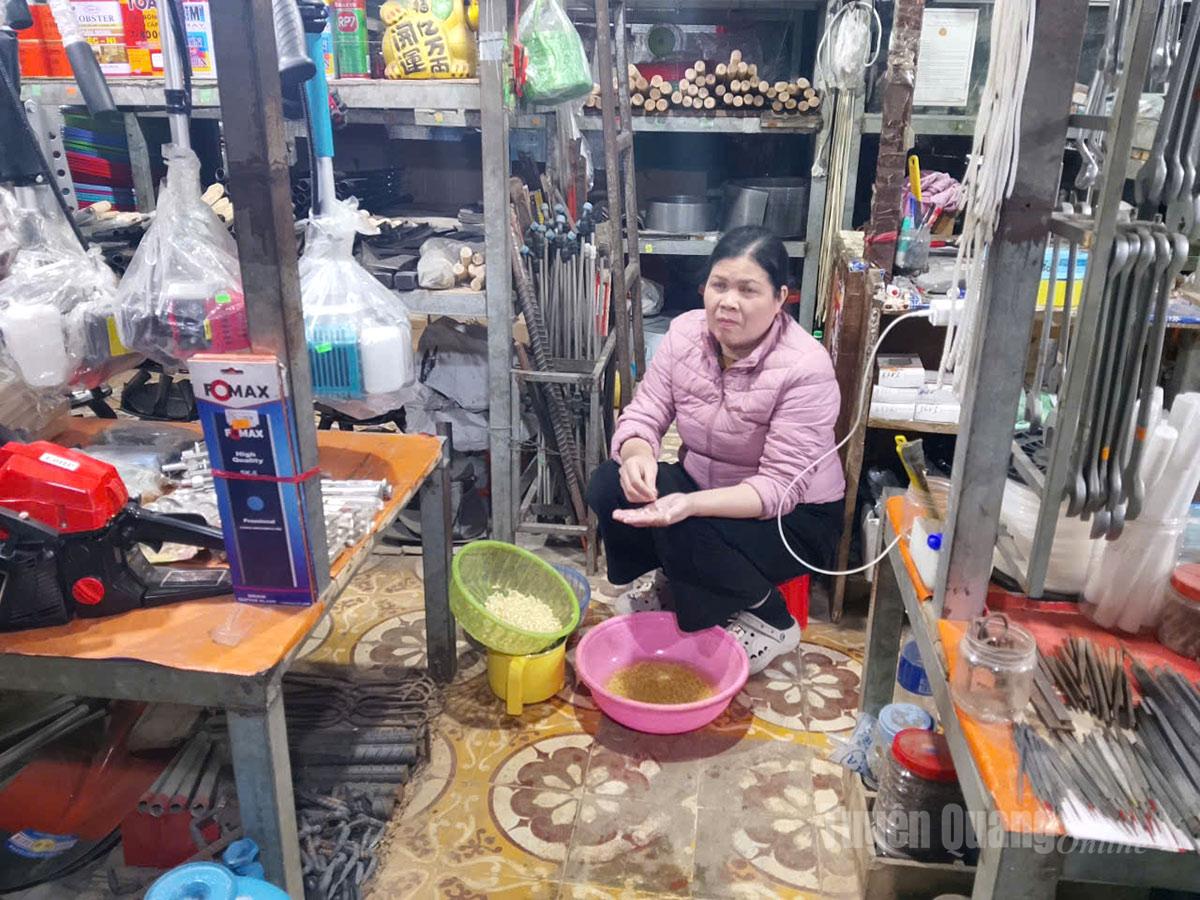 Trong một dãy hàng sắt phía trong cũng rất ít khách ghé qua, người bán hàng tranh thủ chuẩn bị đồ ăn cho bữa trưa.