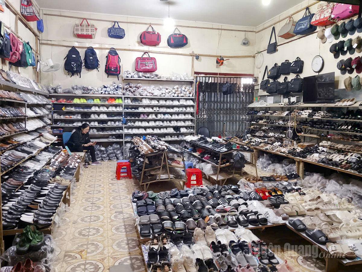 Các tiểu thương đã quen ngồi lặng lẽ chờ khách, có người cho biết cả buổi sáng chỉ bán được 1- 2 mặt hàng với giá vài chục ngàn đồng.