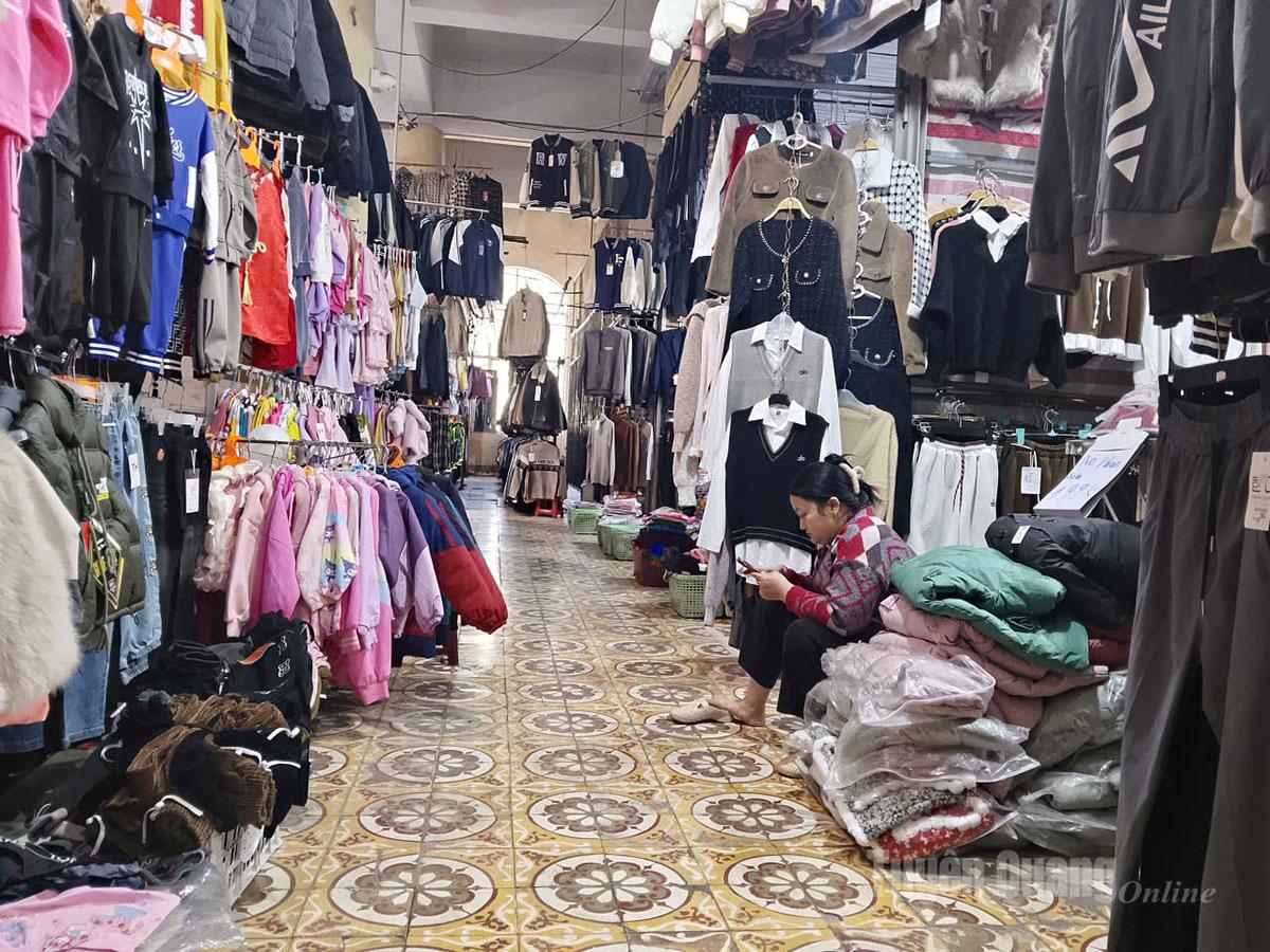 Trên tầng 2, nơi từng một thời rất đông khách đến mua sắm quần áo nay cũng thưa vắng khách.