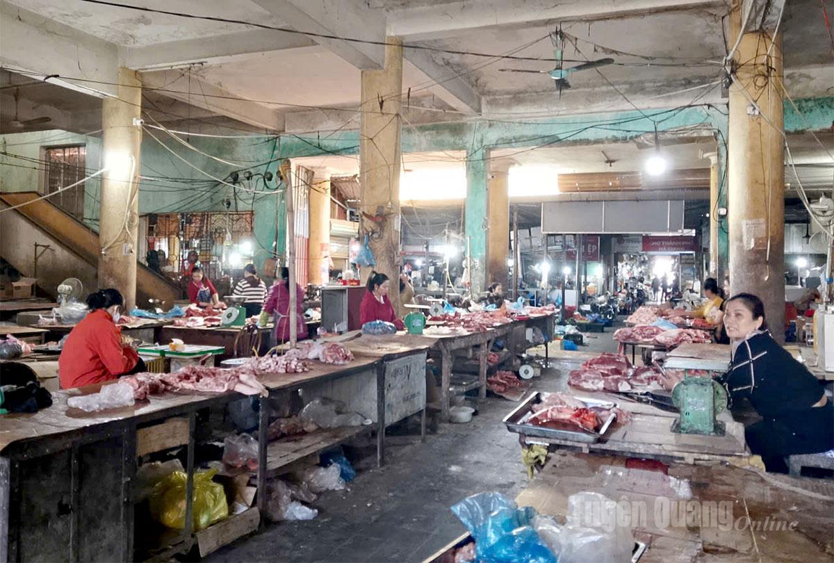 Khu gian hàng bán thịt lợn cũng ít khách, vì thế một số tiểu thương đã bỏ không bán hàng.