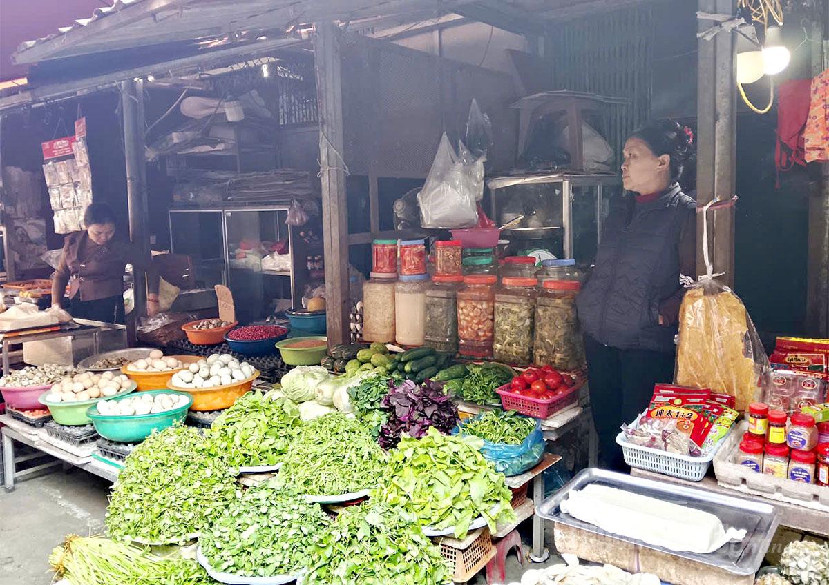 Một chủ hàng rau cho biết, do có nhiều người bán hàng rong tự do bên ngoài khiến việc bán rau trong chợ ngày càng ít người mua.