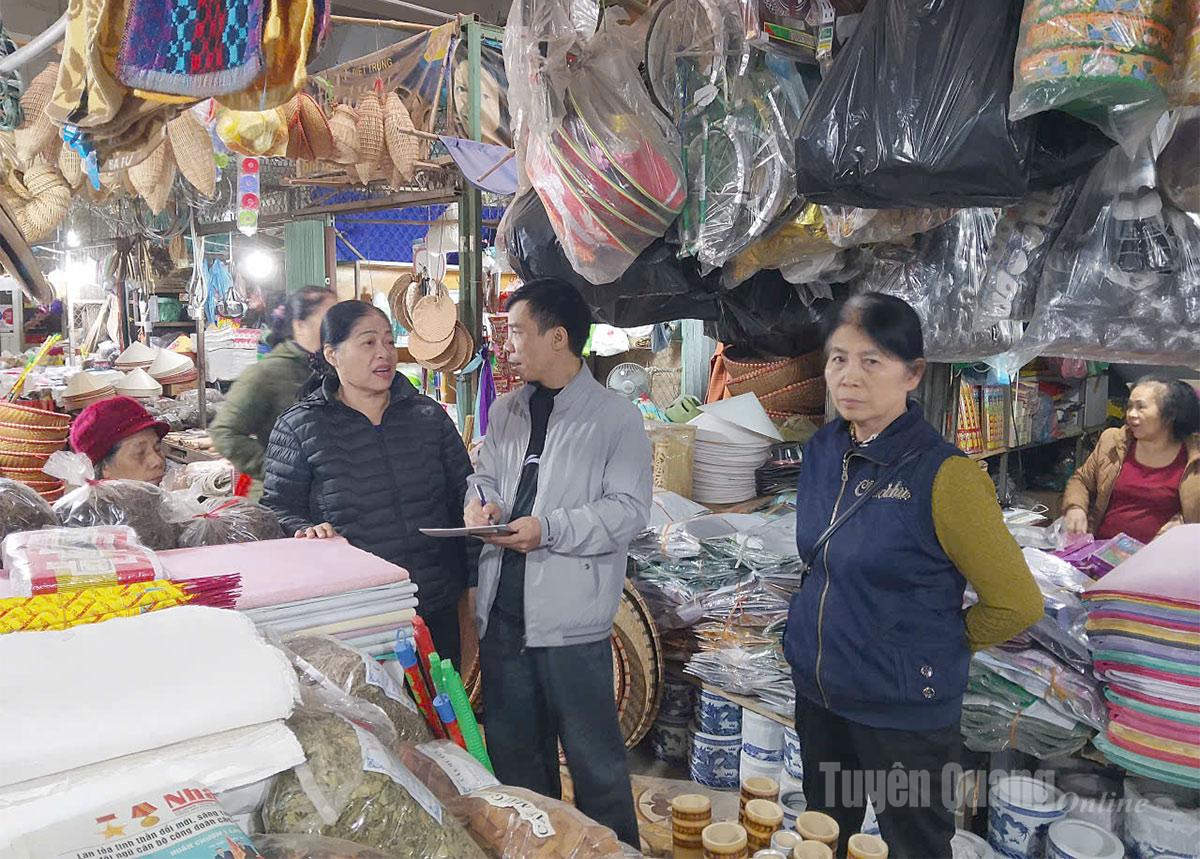 Qua tìm hiểu được biết, lượng khách giảm mạnh từ khi mua sắm online bùng nổ, kèm theo sự xuất hiện của nhiều siêu thị mini, cửa hàng tiện lợi và cả những người bán hàng rong bên ngoài.