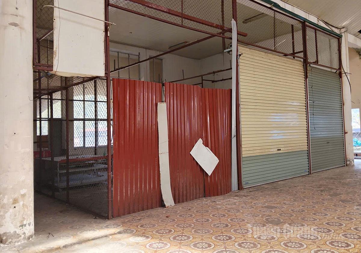 Nhiều gian hàng đã đóng cửa nghỉ bán hàng hoặc không thuê gian hàng.