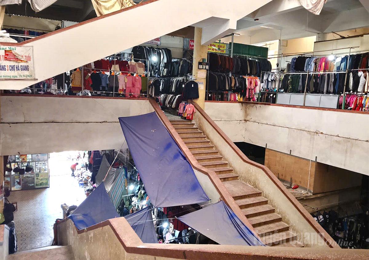 Trước thực tế vắng khách, các tiểu thương mong muốn được giảm các khoản phí thuê gian hàng, giảm thuế. Đồng thời, nỗ lực để tìm cách thích nghi trong điều kiện thương mai mới.