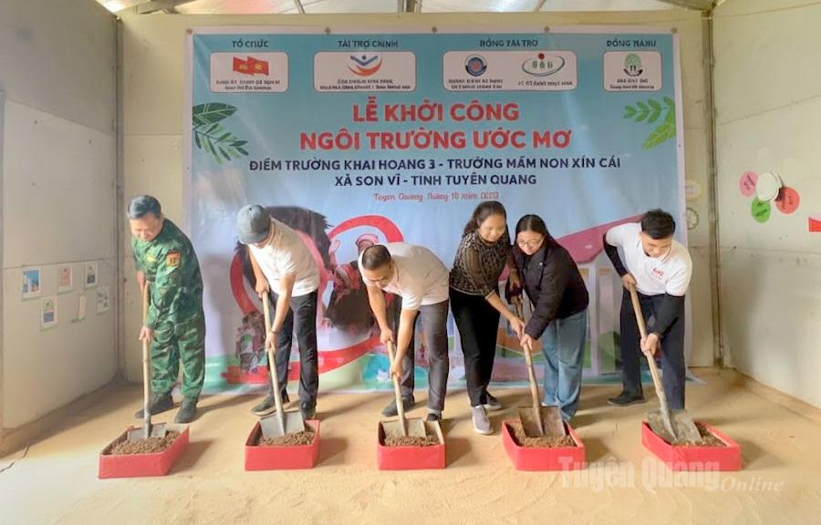 Các đại biểu thực hiện nghi thức khởi công công trình.